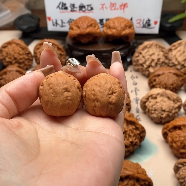 文玩核桃吊坠阿*。核桃