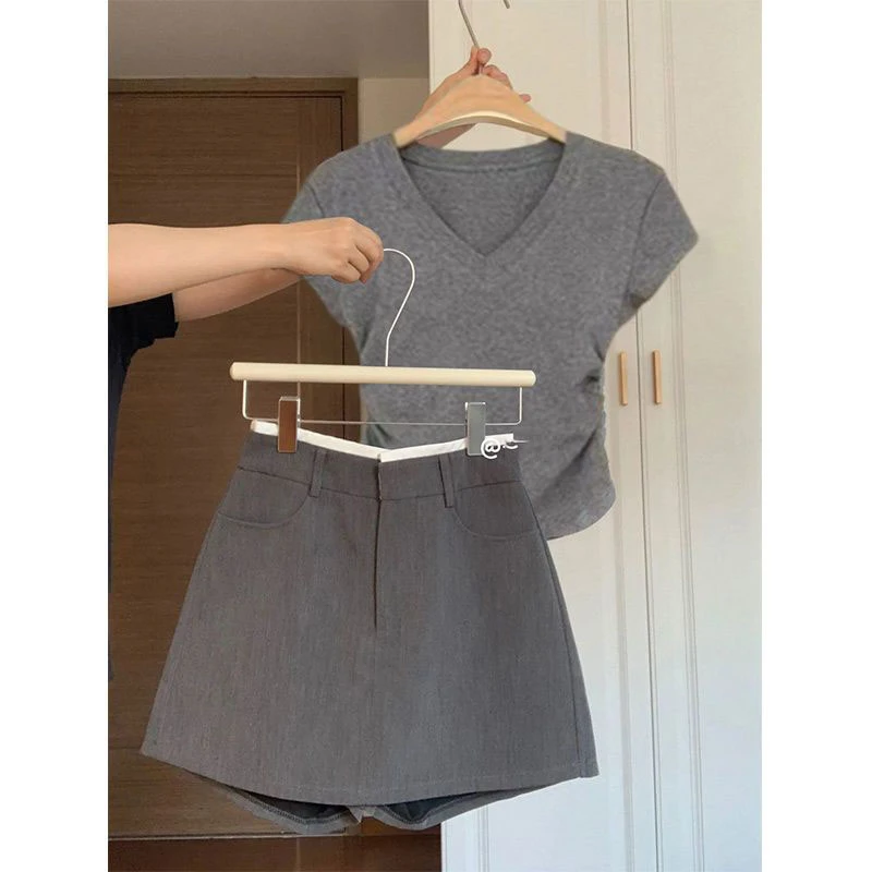夏季一整套女装2025新款韩版灰色V领正肩短袖T恤短款裙裤两件套装