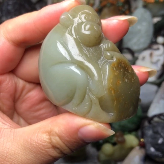 和田玉未镶嵌把件