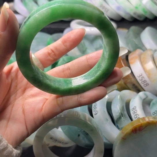 定制翡翠未镶嵌手镯