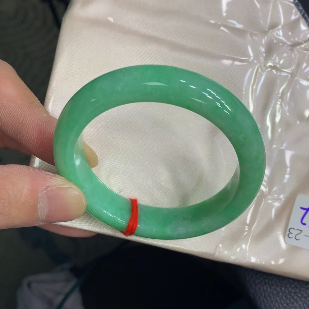 翡翠手镯未镶嵌翡翠