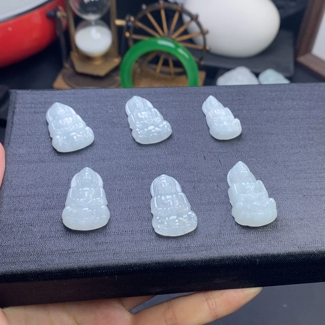 翡翠未镶嵌颈饰观音