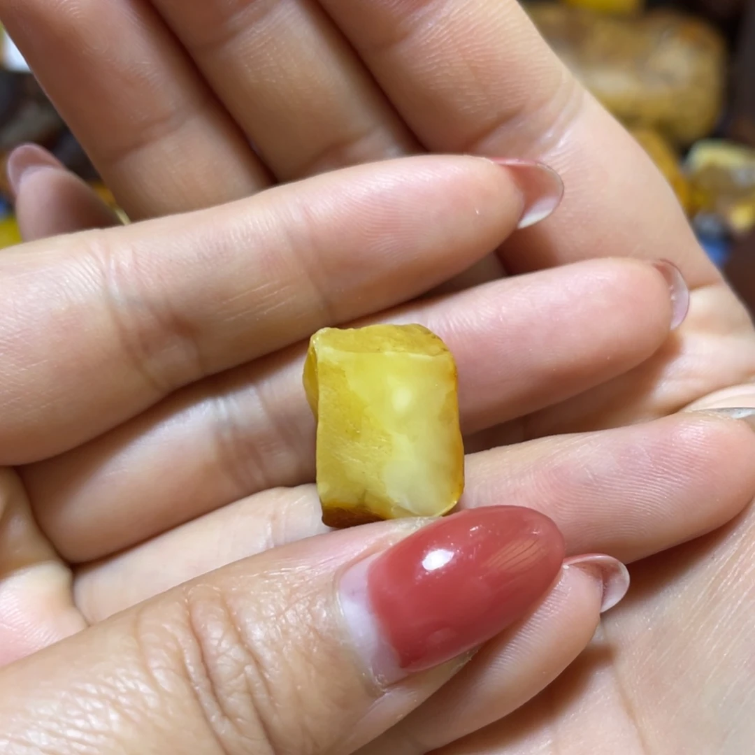 定制琥珀未镶嵌长*原石