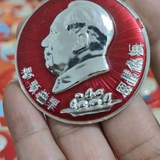 军***情其他普通金属圆形红色人物像章