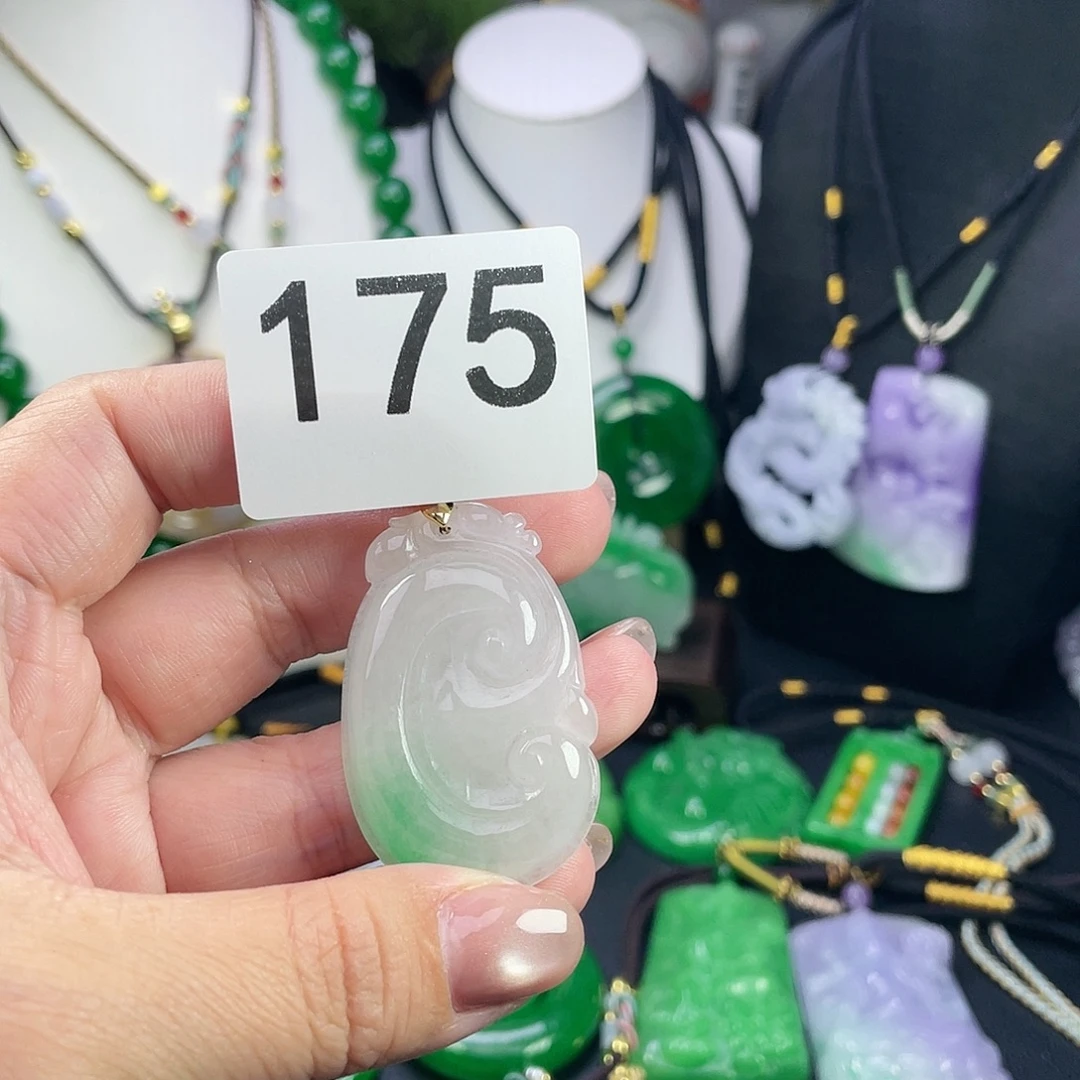 翡翠未镶嵌吊坠(赠链)