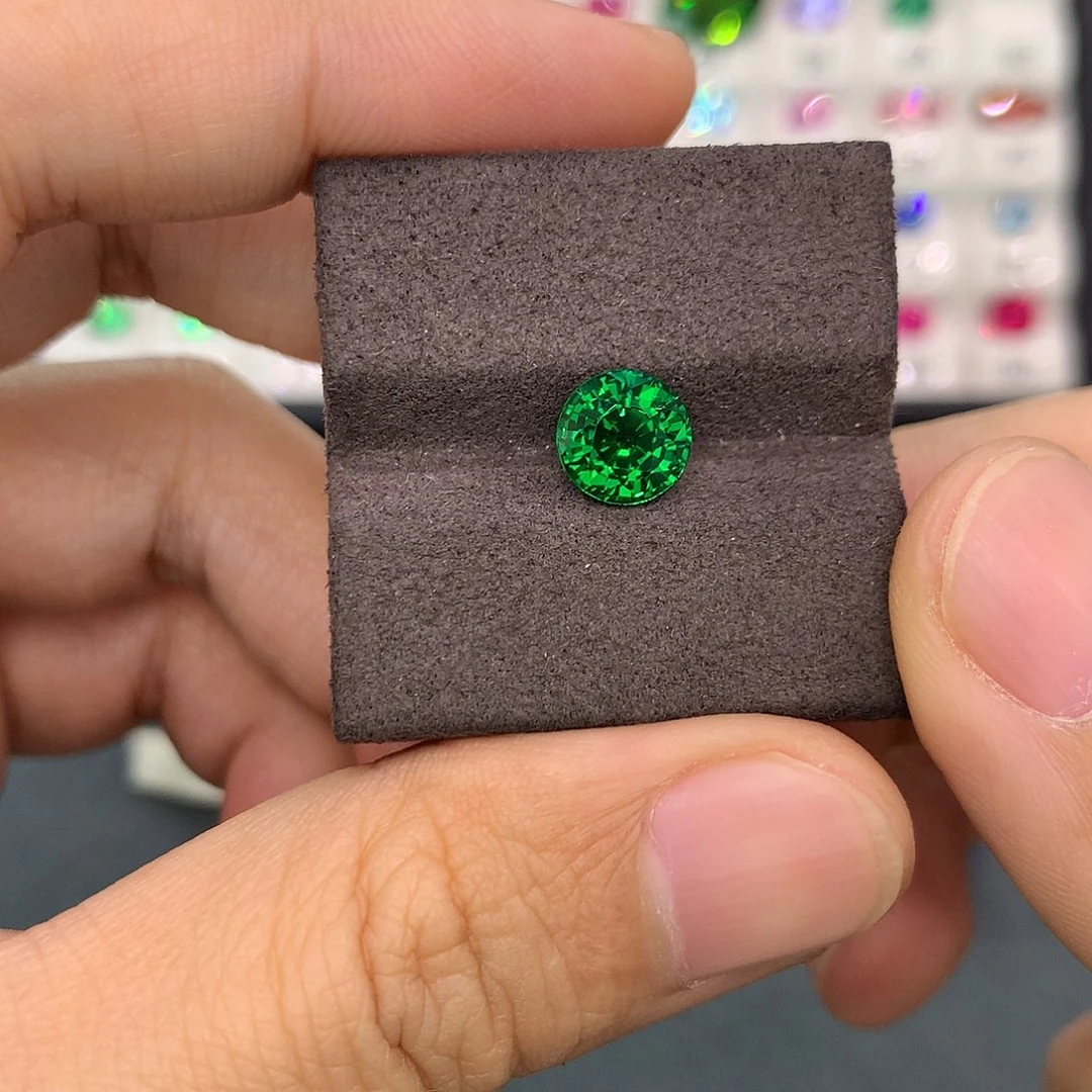 石榴石（沙弗莱）裸石未镶嵌2.07克拉正圆全净卡扎尼绿