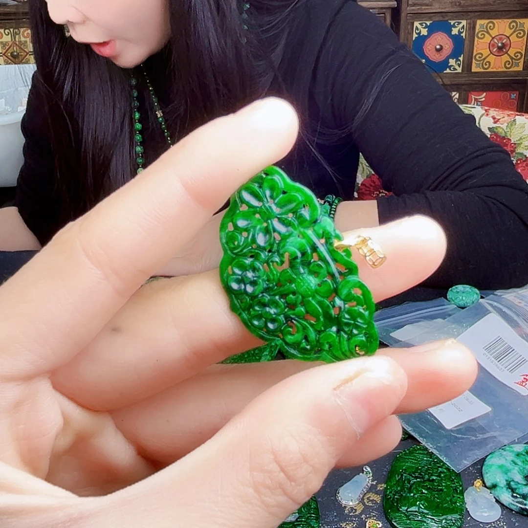 颈饰18K金镶嵌翡翠多样性