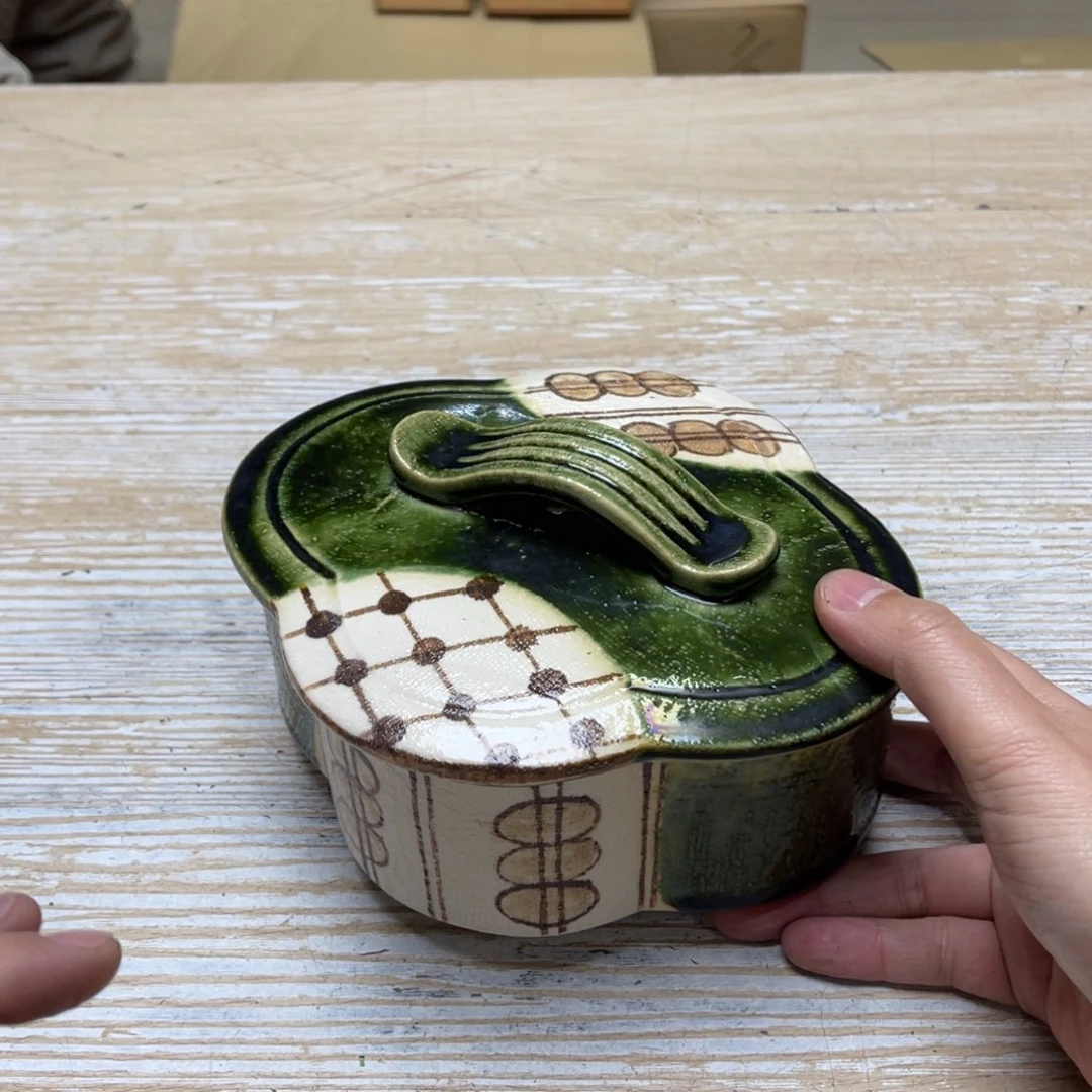 瓷片一****行密密麻麻地写着一