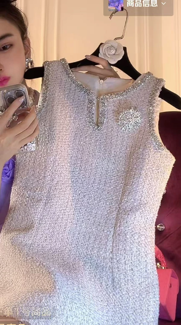 【香奈家“”高端】2025夏季新款小香风名媛水钻边胸针粗花背心连衣裙