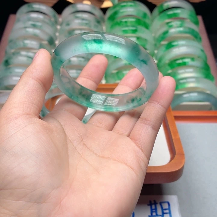 若***汐石英质玉未镶嵌手镯