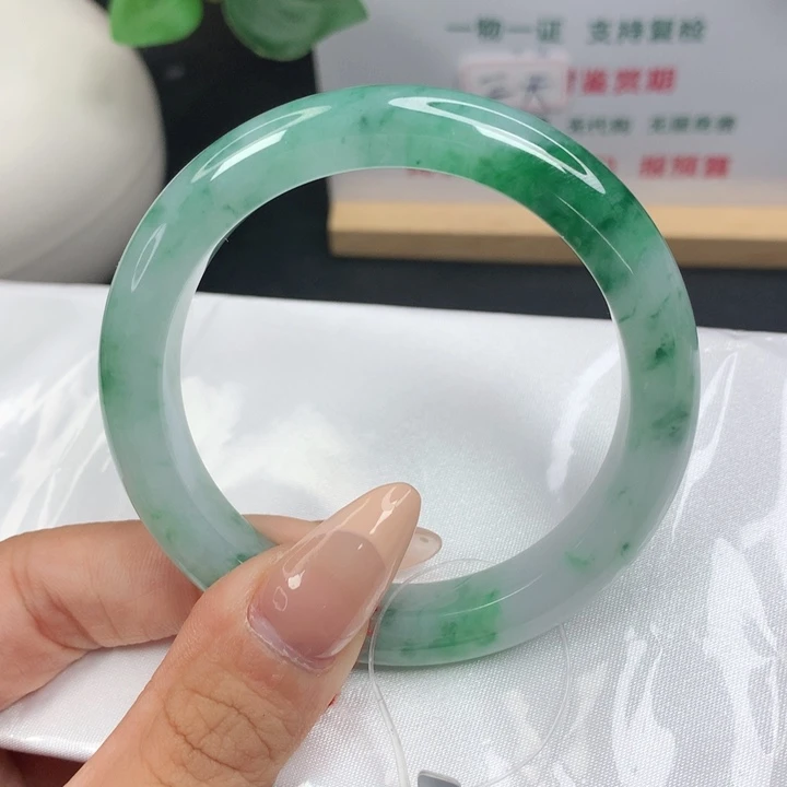 翡翠手镯未镶嵌52圈飘绿花正圈翡翠手镯