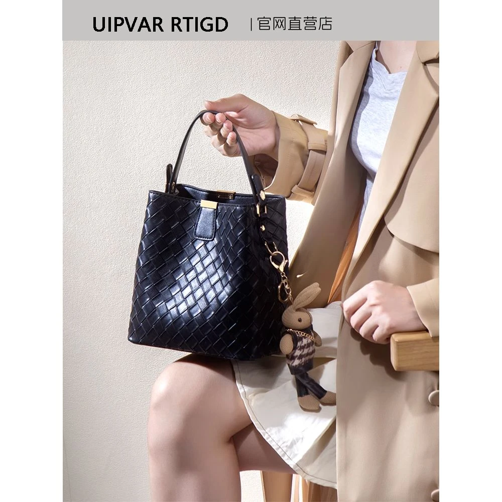 URI高级感手提编织包包女式2025新款超火大容量通勤单肩斜挎水桶