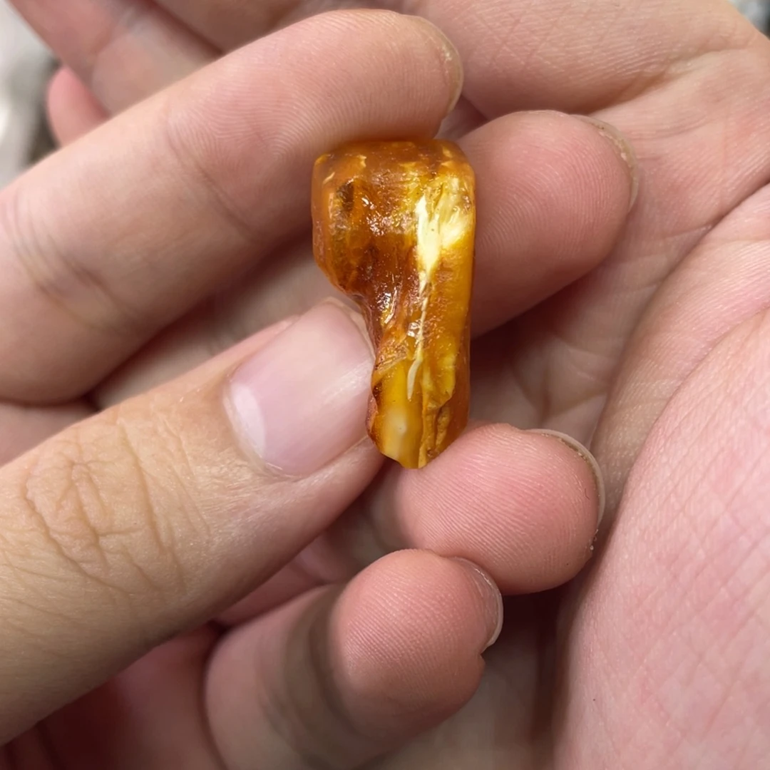 定制琥珀未镶嵌为**鱼天然琥珀