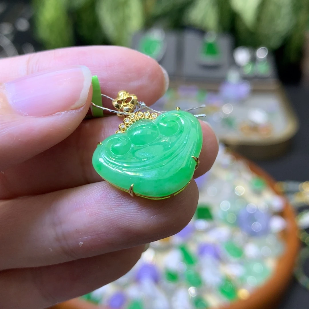 颈饰18K金镶嵌翡翠