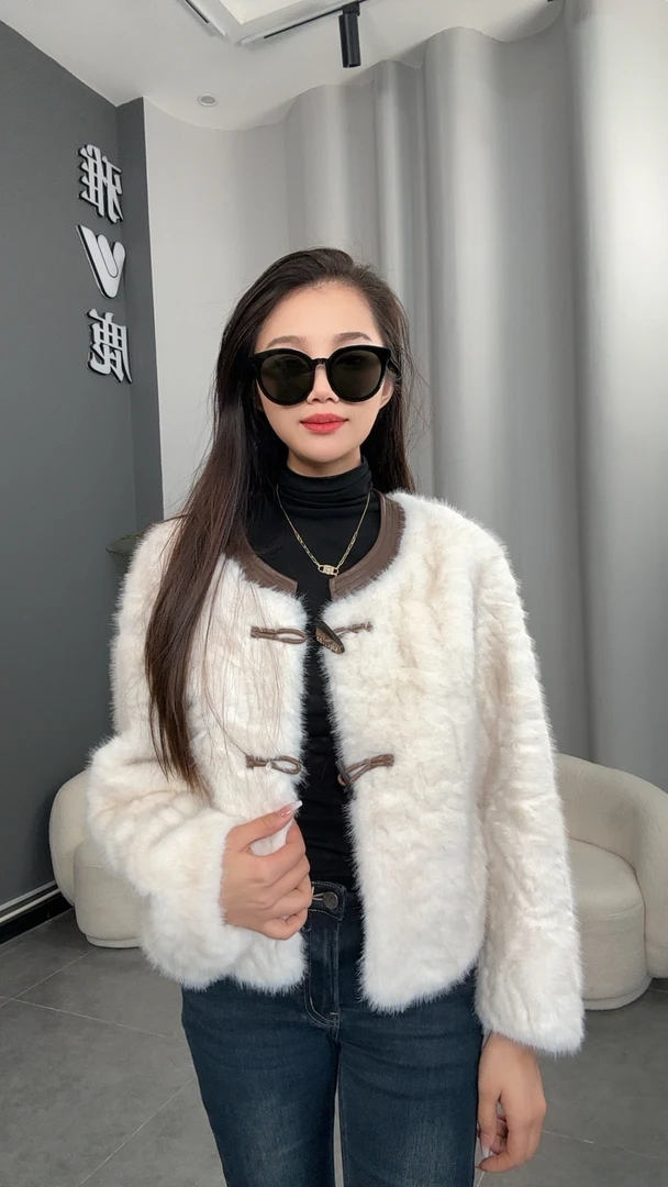 2024秋冬款8028翻领时尚设计师加厚女式外套保暖显瘦宽松-