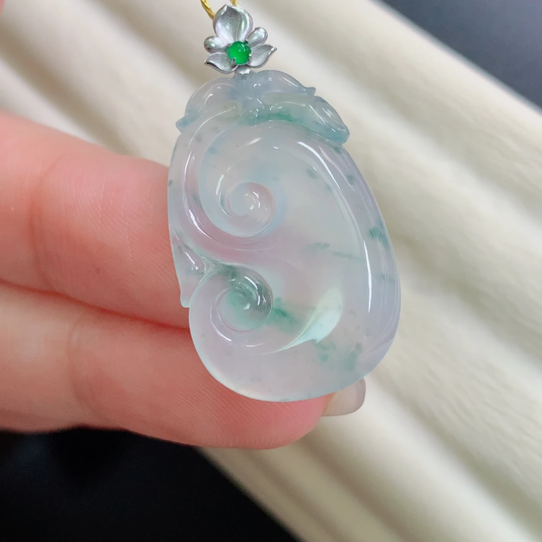 L***）颈饰18K金镶嵌翡翠如意