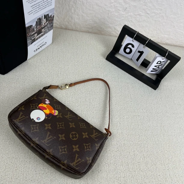 95新 LouisVuitton/路易威登 联名老花村上隆熊腋下麻将包 底长21