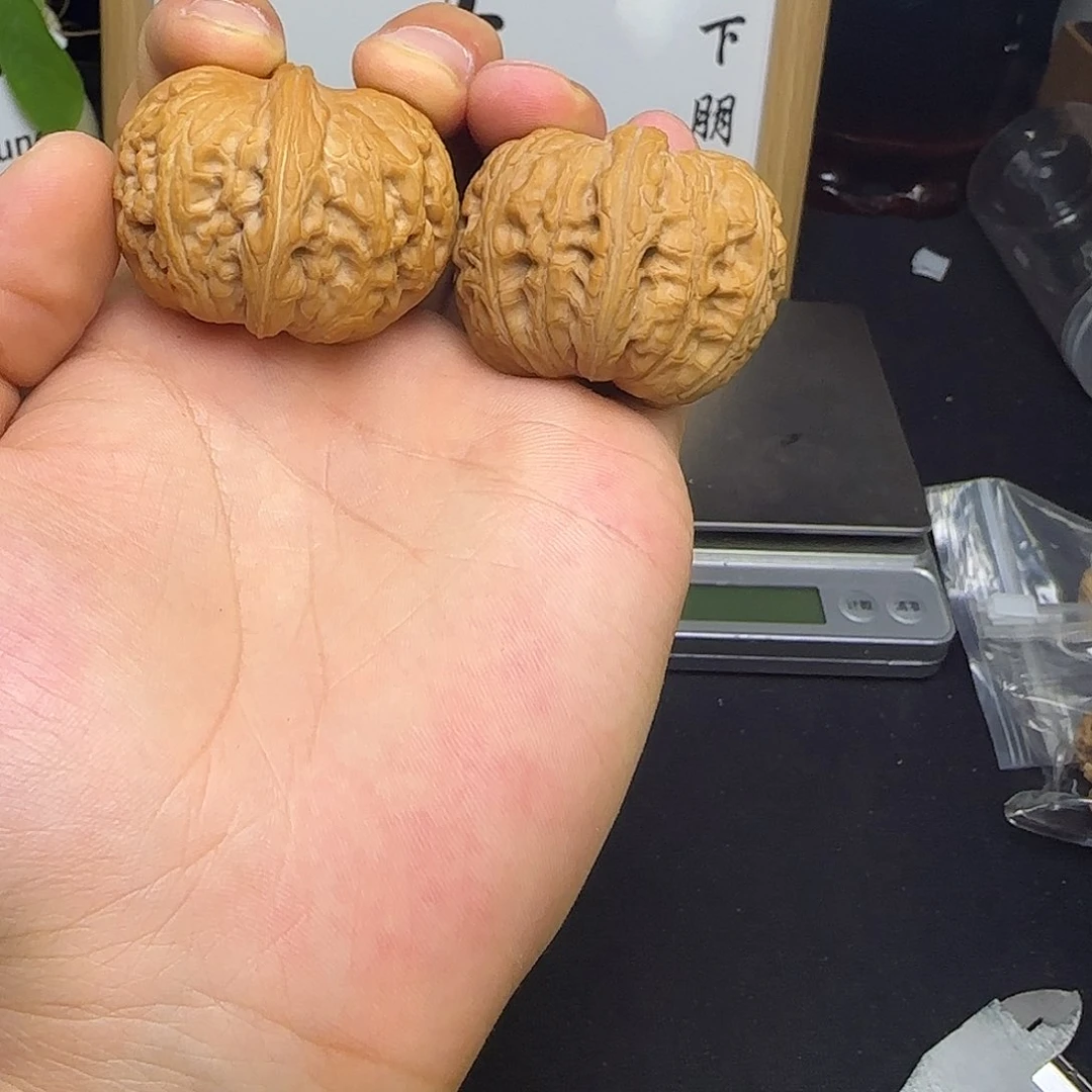 文玩核桃吊坠43尺元宝（微修）