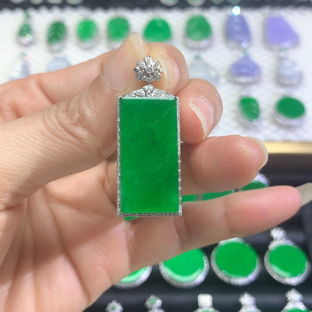 颈饰18K金镶嵌翡翠吊坠