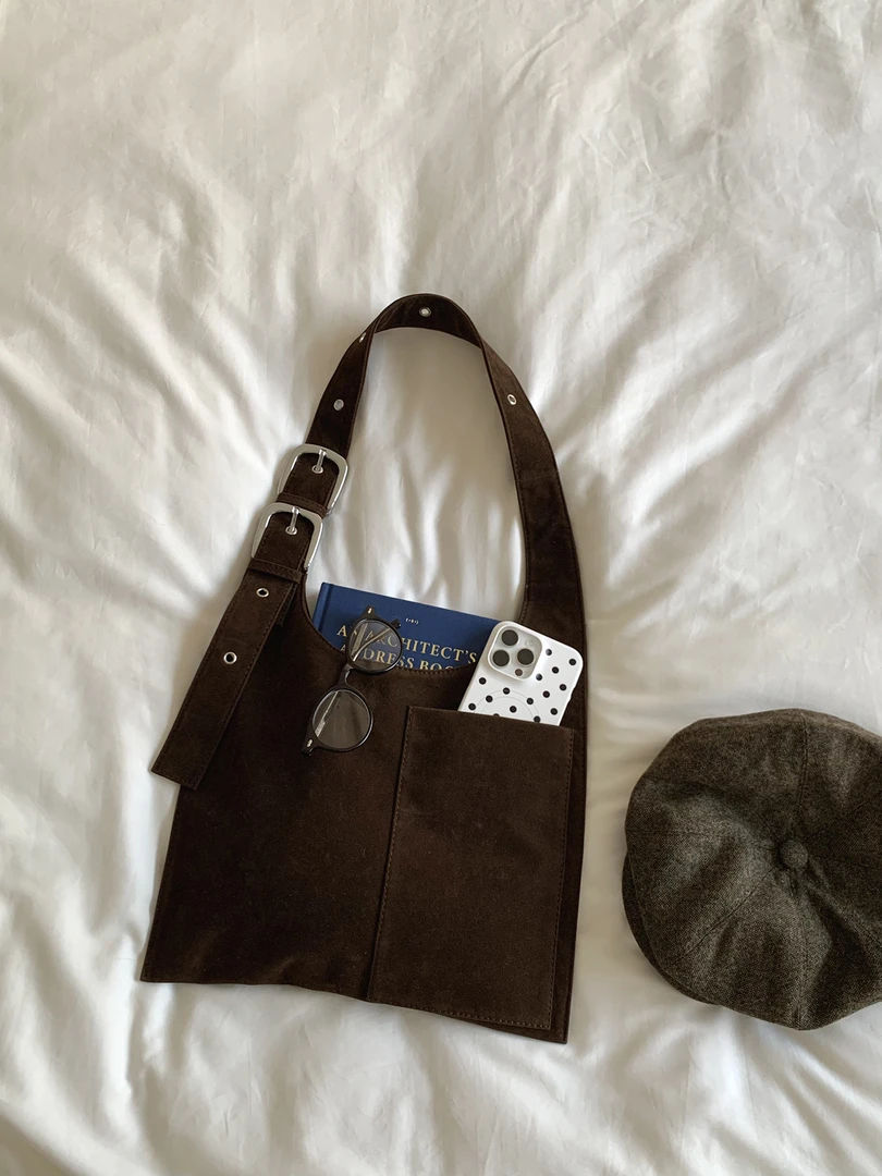 肉肉陈Whiterm秋冬新款复古ins绒面双扣单肩斜跨包百搭通勤包