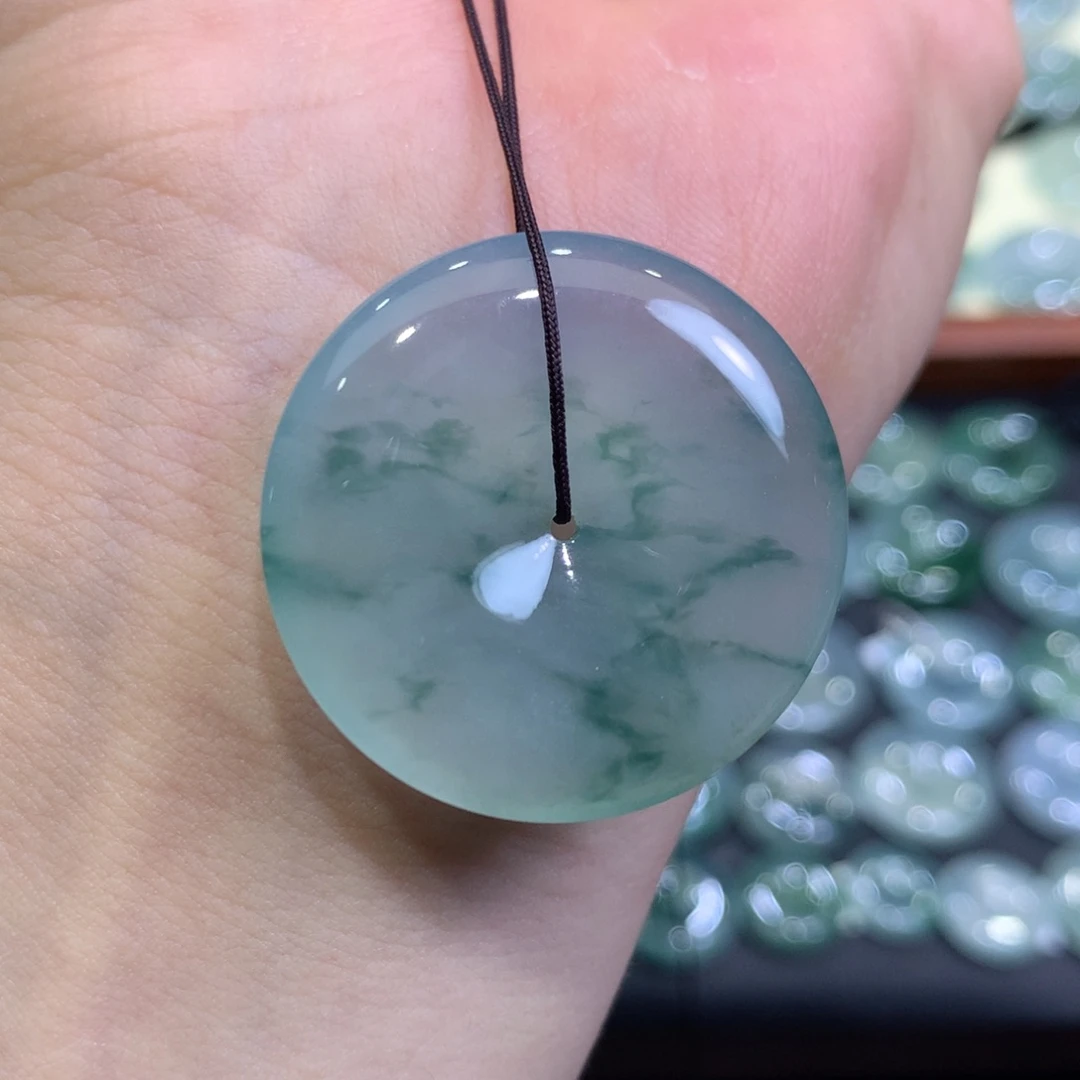 翡翠颈饰未镶嵌平安扣