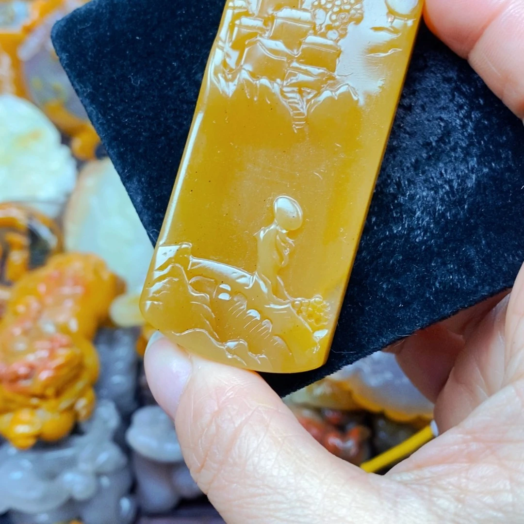 未镶嵌石英质玉（黄龙玉）颈饰