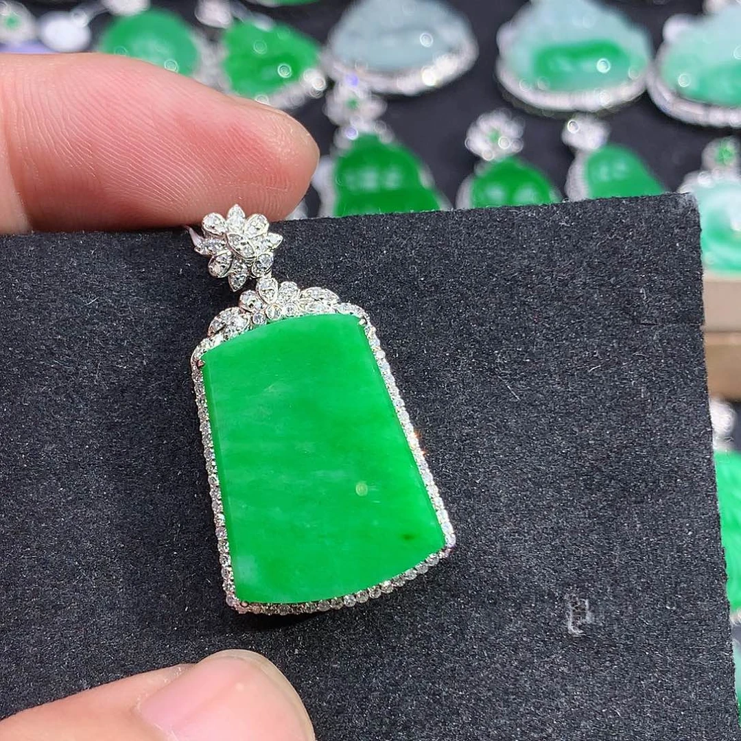 翡翠18K金镶嵌颈饰