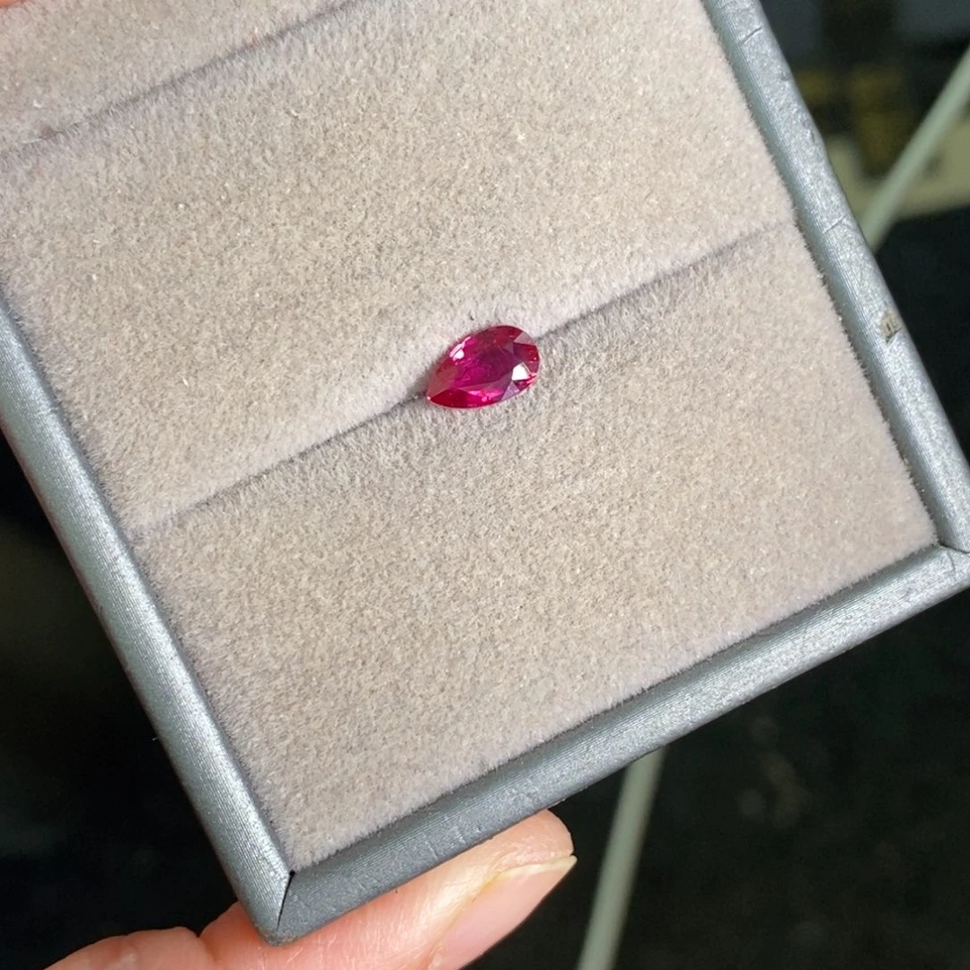 红宝石裸石1.08克拉玻璃体全净 配吉尔德证书