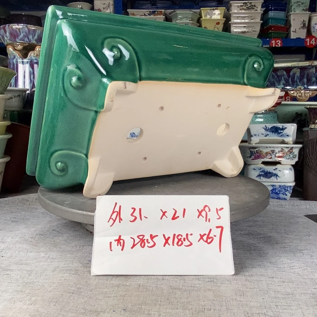 一只漂亮马槽花盆