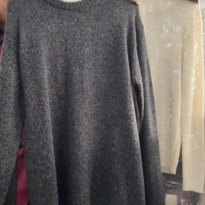 黑色毛衣。       822