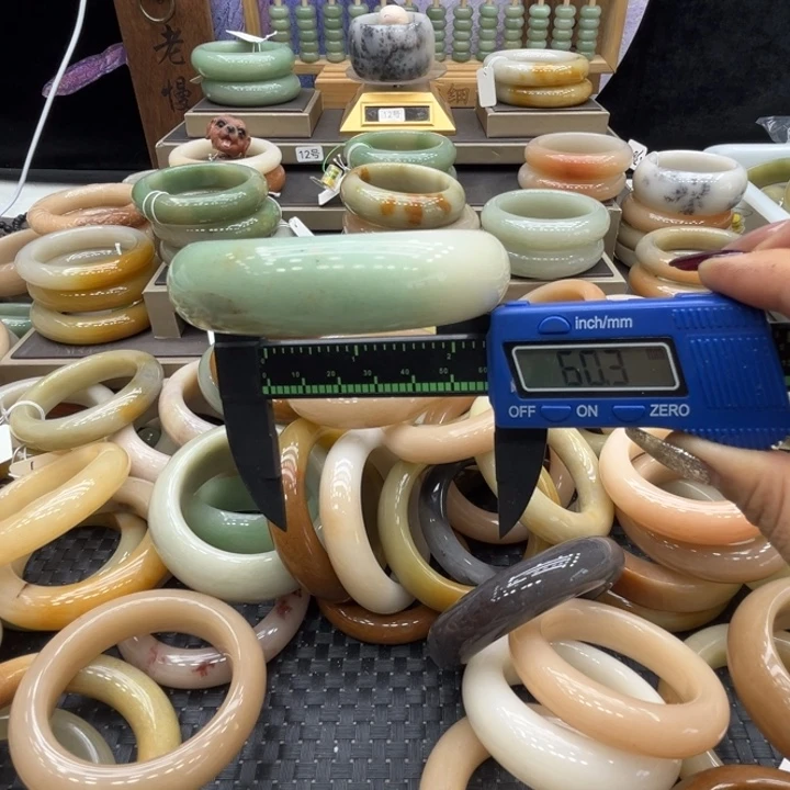 石英岩玉未镶嵌手镯