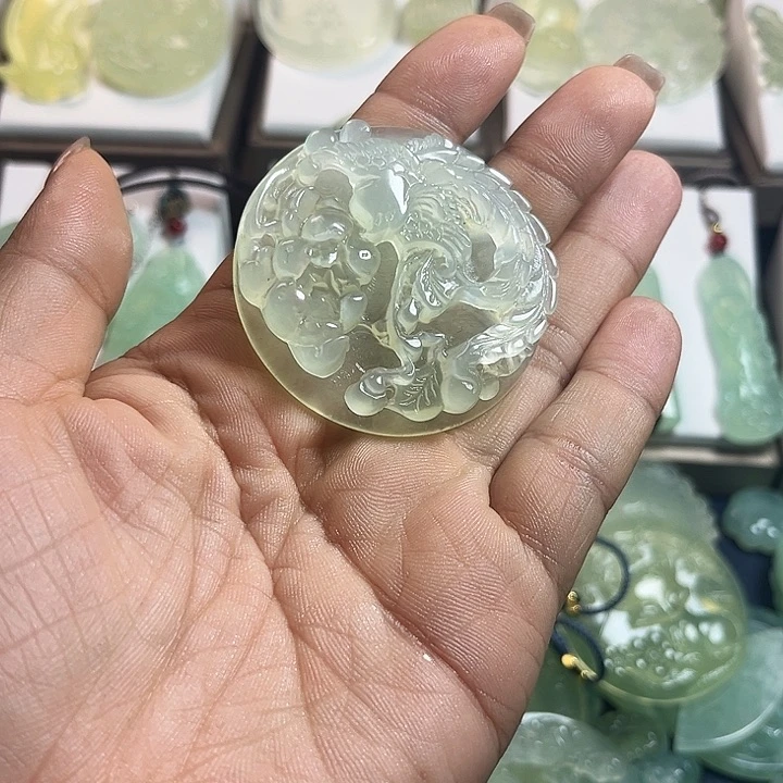 蛇纹石玉未镶嵌颈饰墨*薇