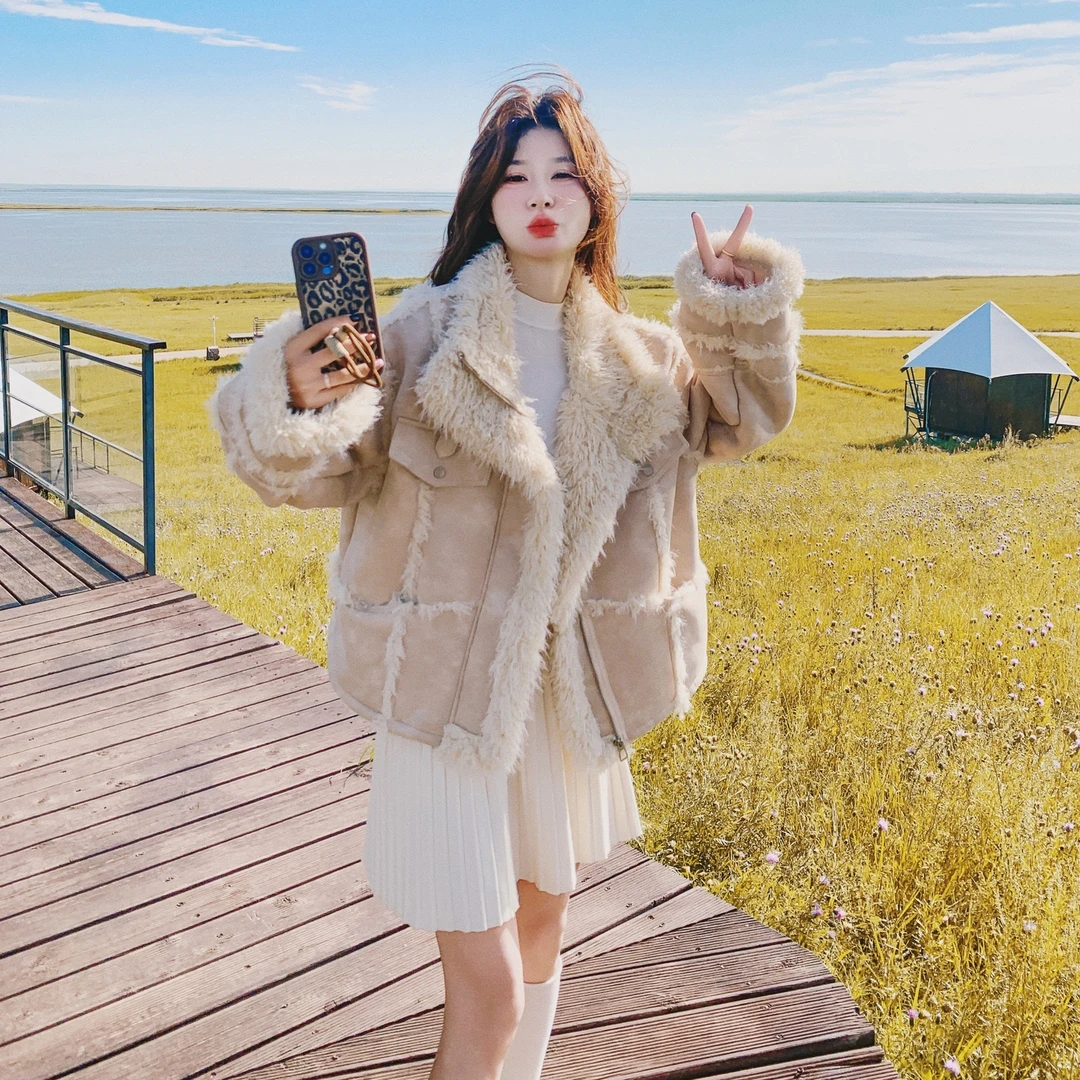 奶黄色麂皮绒羊羔毛短款外套女2025冬季新款时尚皮毛一体加绒棉服