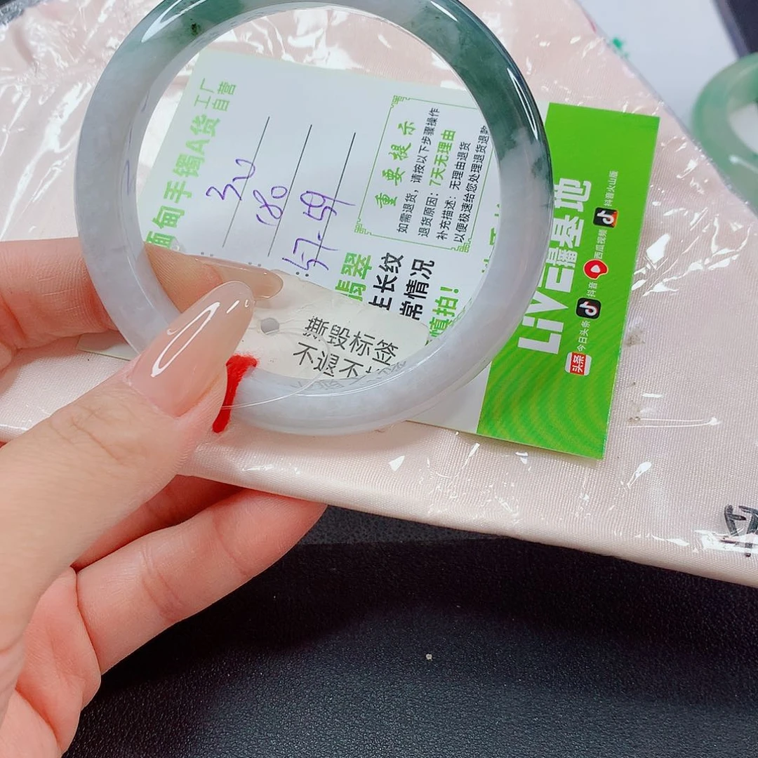 翡翠手镯未镶嵌翡翠