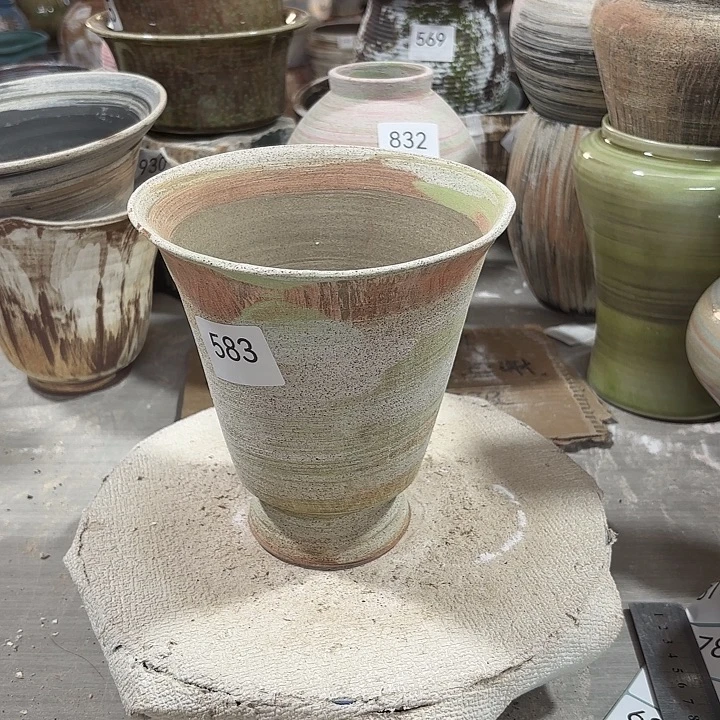 摆件陶高18，口15，有孔，583，瑕疵处理