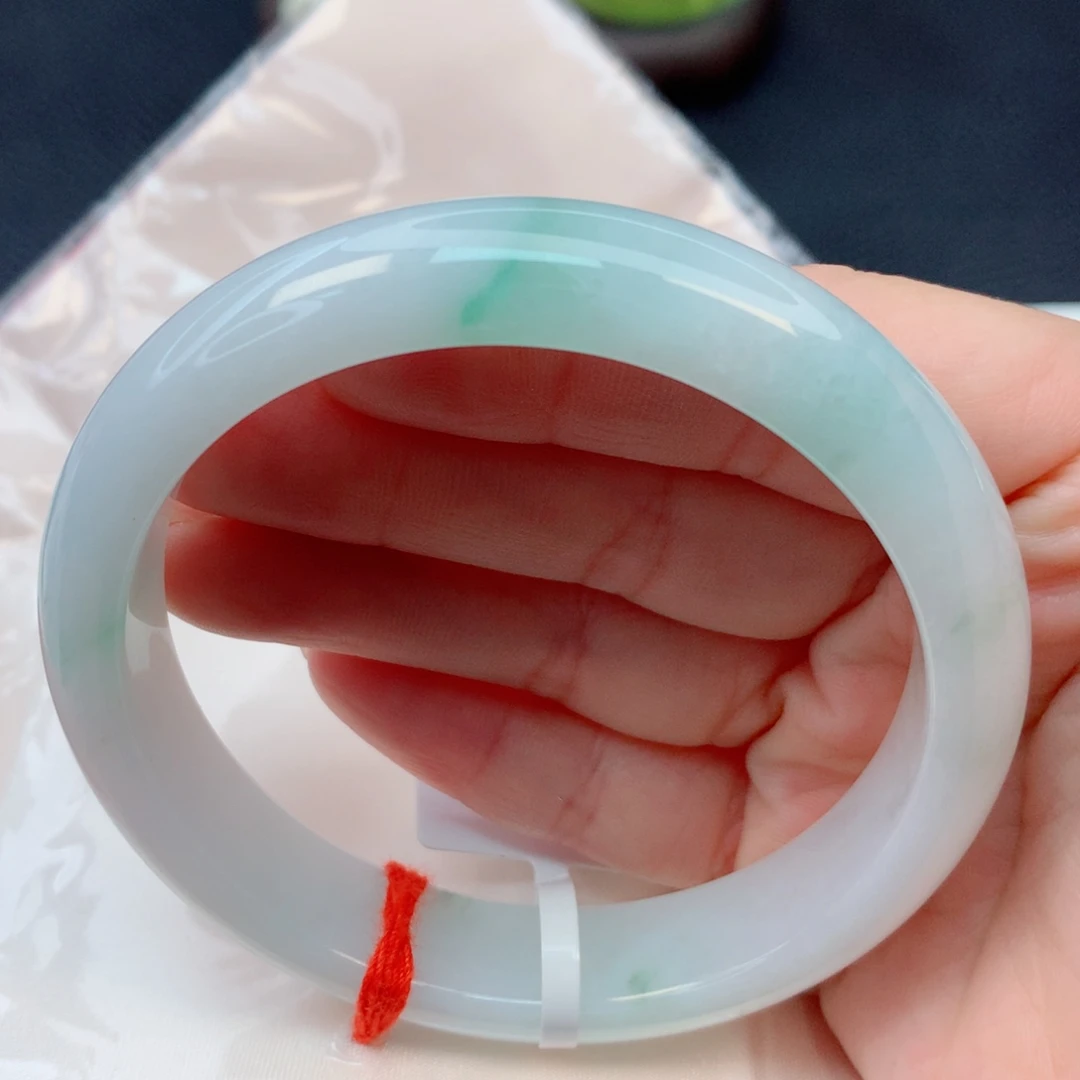 翡翠未镶嵌手镯59细腻冰白底青