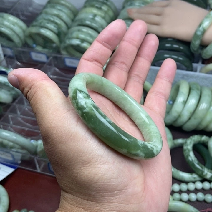 蛇纹石玉手镯未镶嵌浮*?