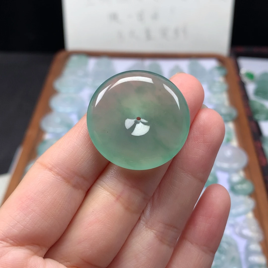 颈饰未镶嵌翡翠冰种晴底平安扣