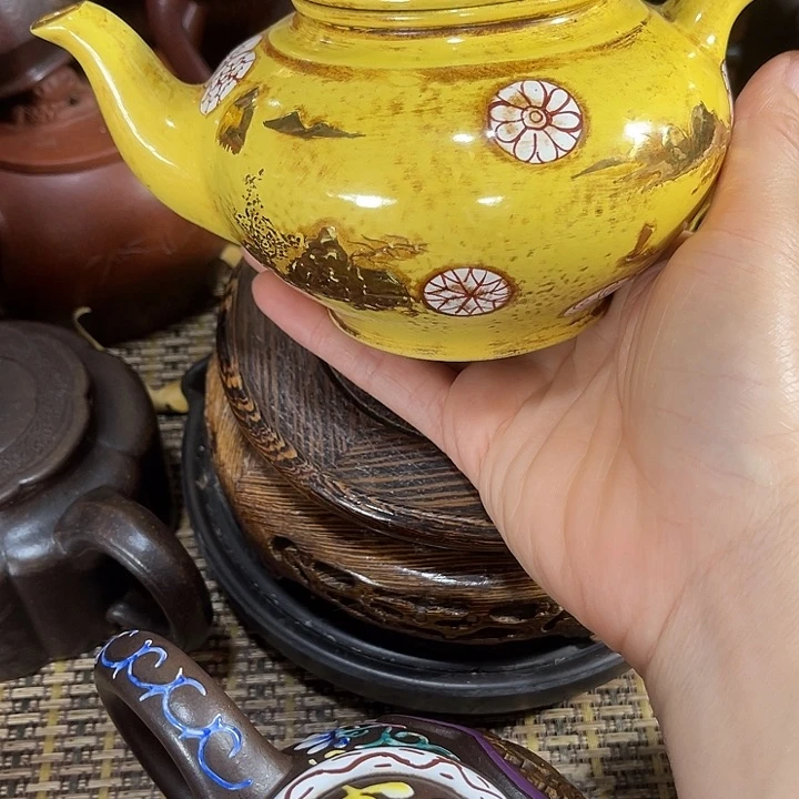 茶壶紫砂原矿泥料手工制作的一把紫砂壶。
