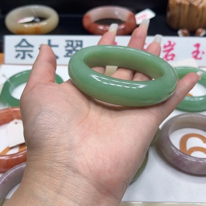 未镶嵌手镯石英质玉糖*