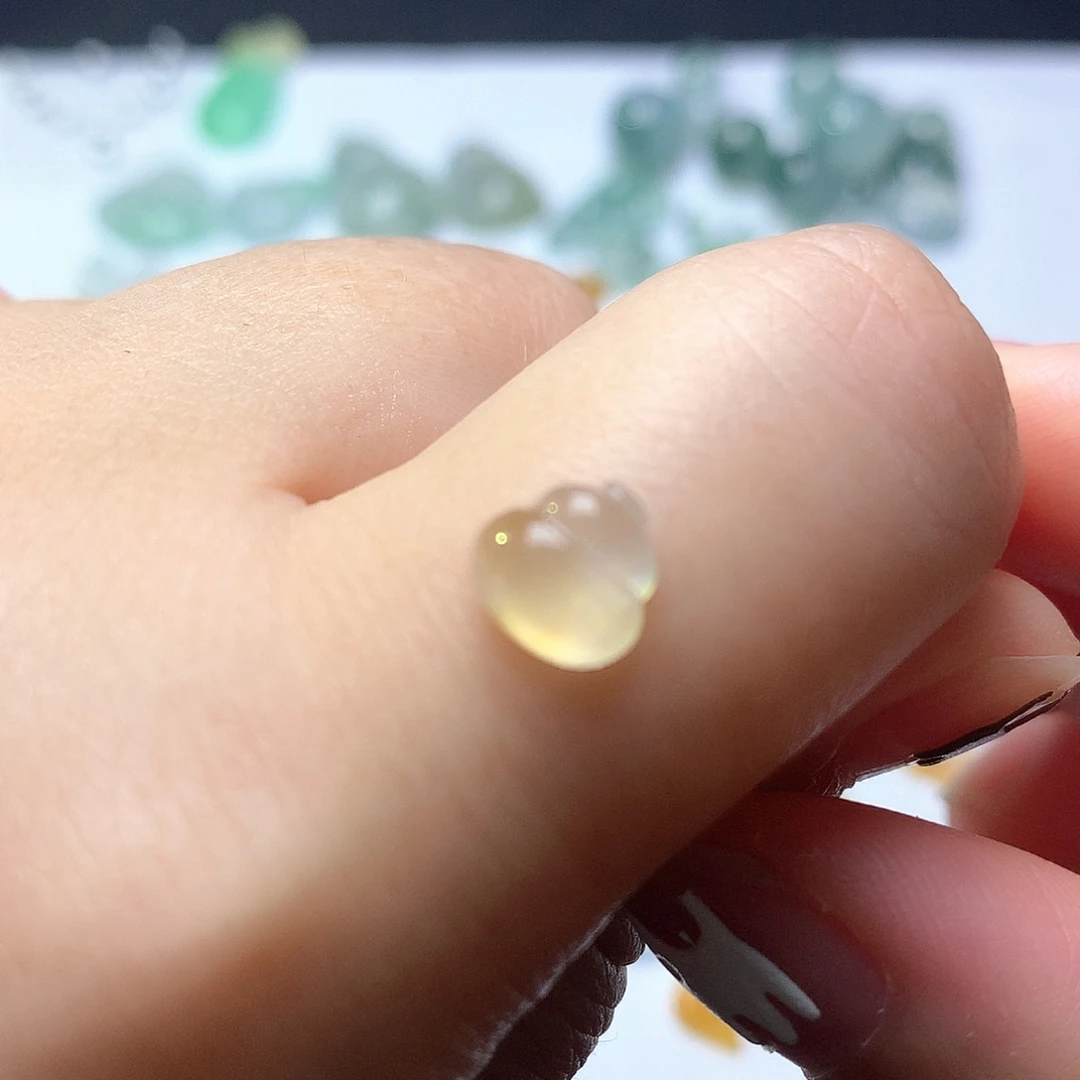 翡翠未镶嵌颈饰葫芦