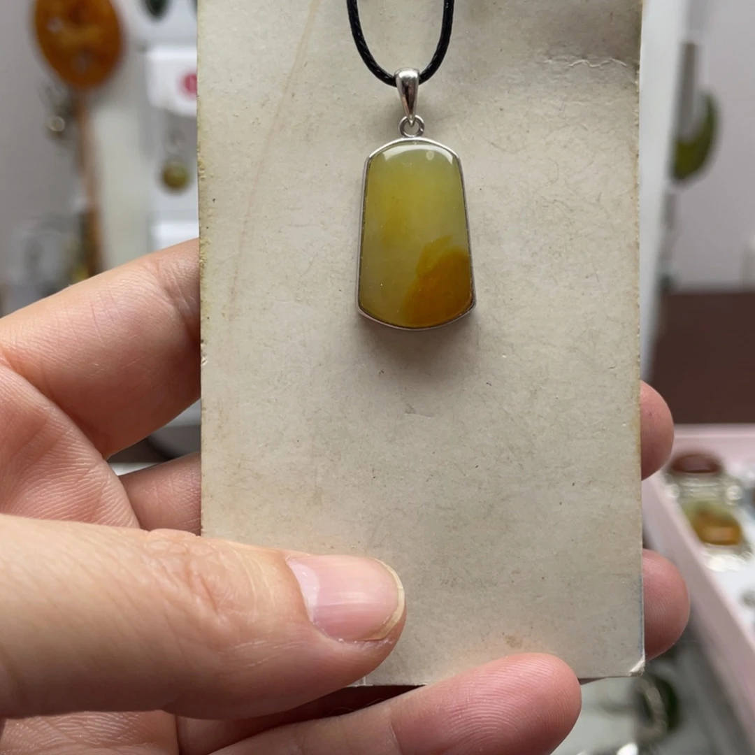 蛇纹石玉未镶嵌吊坠