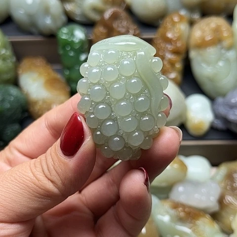 颈饰未镶嵌和田玉龍**人