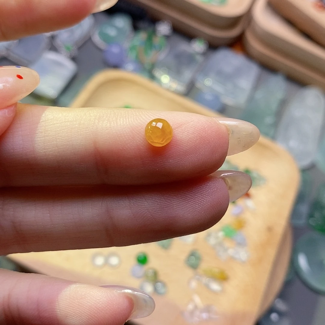 翡翠颈饰未镶嵌小**卷翡翠
