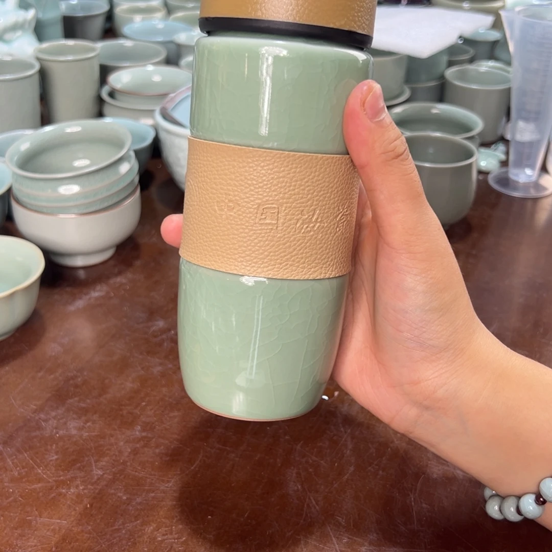 精品豆青保温杯。