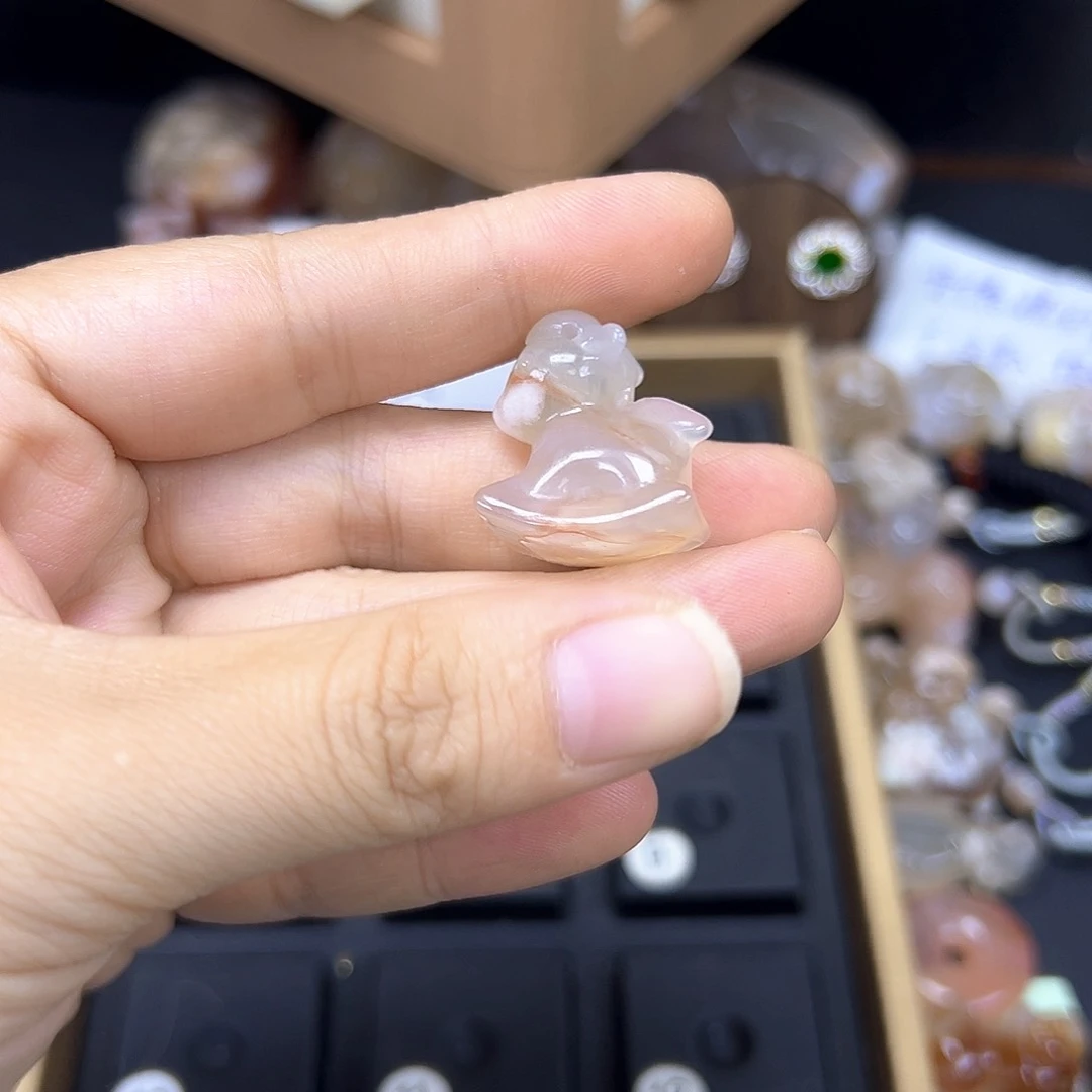小***呀石英质玉未镶嵌颈饰