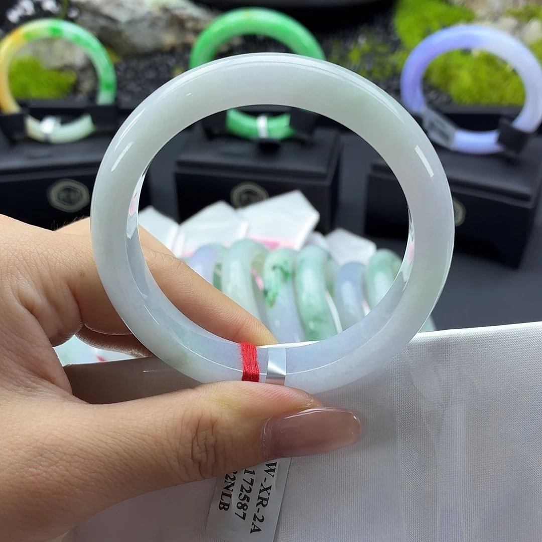 翡翠未镶嵌胸饰翡翠手镯