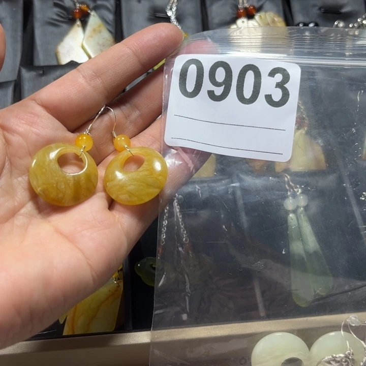 东***晶蛇纹石玉合金吊坠