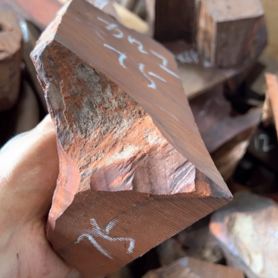 交趾黄檀（大红酸枝）加****。