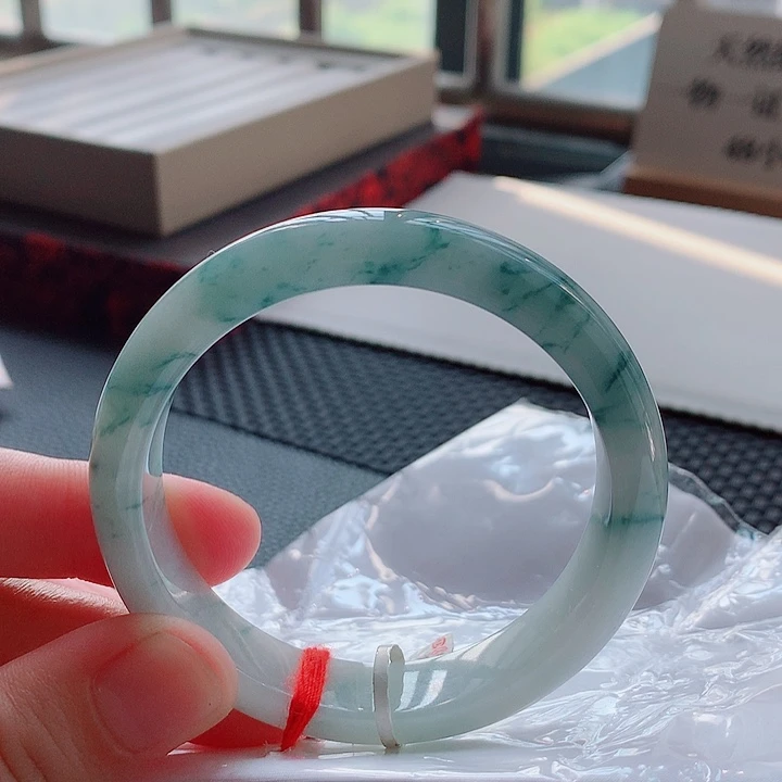 翡翠手镯未镶嵌57圈口飘绿手镯
